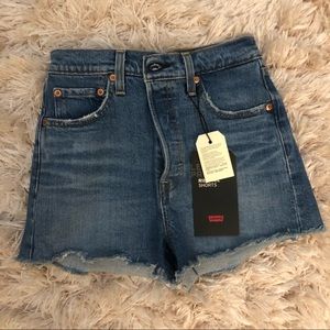 LEVI’S Ribcage Shorts Size 26